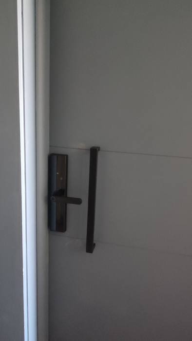 Puerta con la cerradura ya instalada