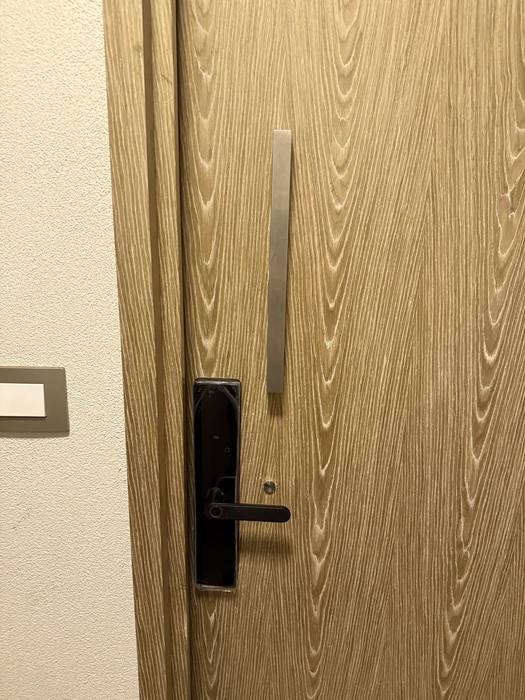 Puerta con la cerradura ya instalada