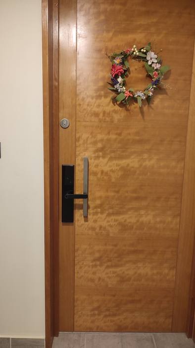 Puerta con la cerradura ya instalada