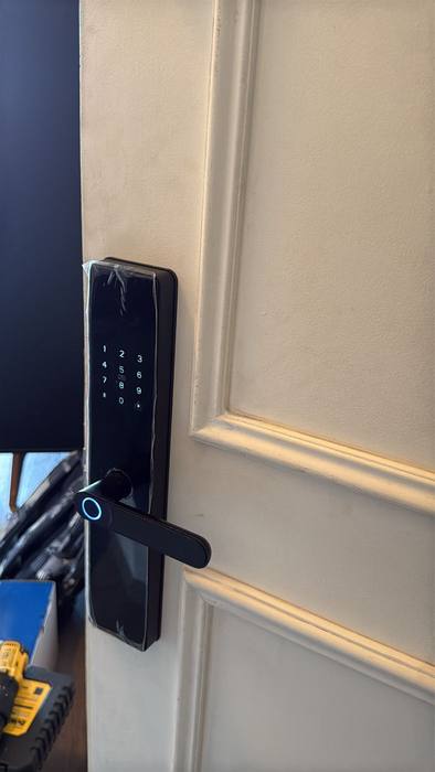 Puerta con la cerradura ya instalada