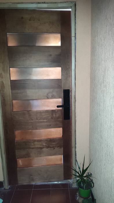 Puerta con la cerradura ya instalada