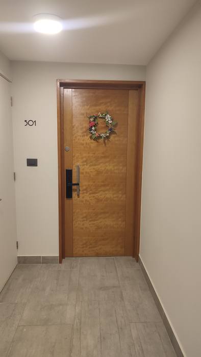 Puerta con la cerradura ya instalada