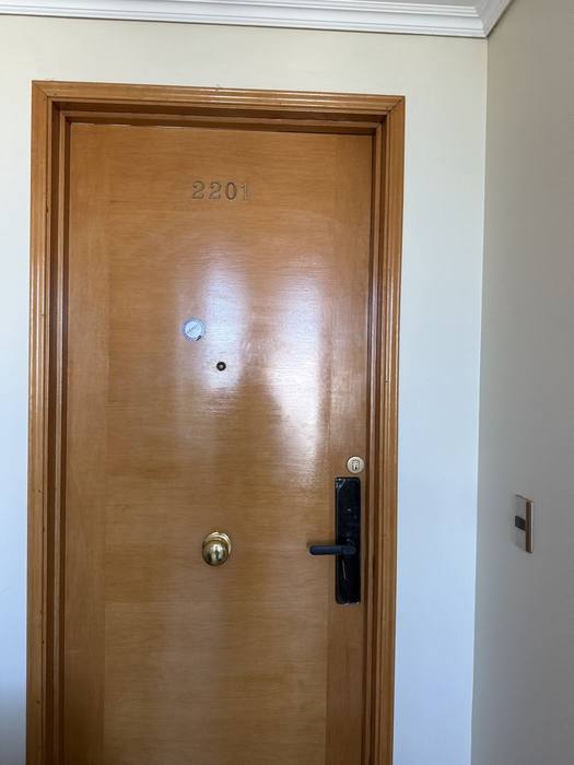 Puerta con la cerradura ya instalada