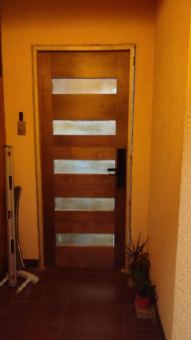 Puerta con la cerradura ya instalada