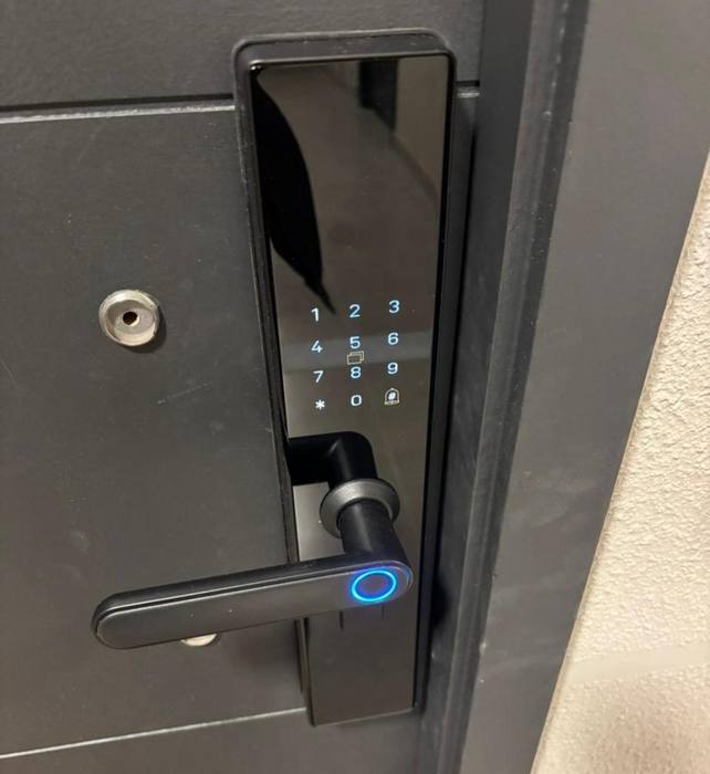 Puerta con la cerradura ya instalada