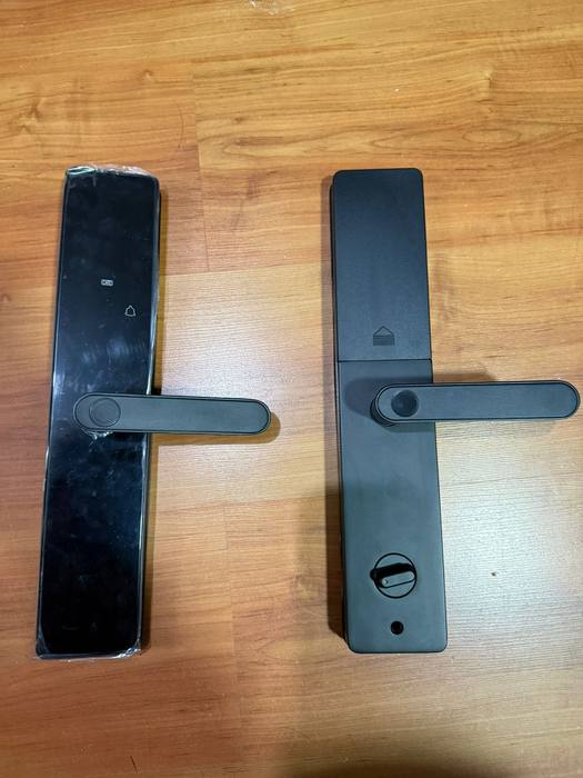 Puerta con la cerradura ya instalada