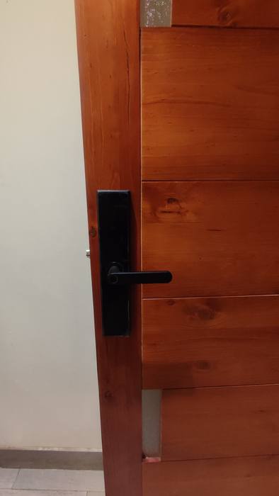 Puerta con la cerradura ya instalada