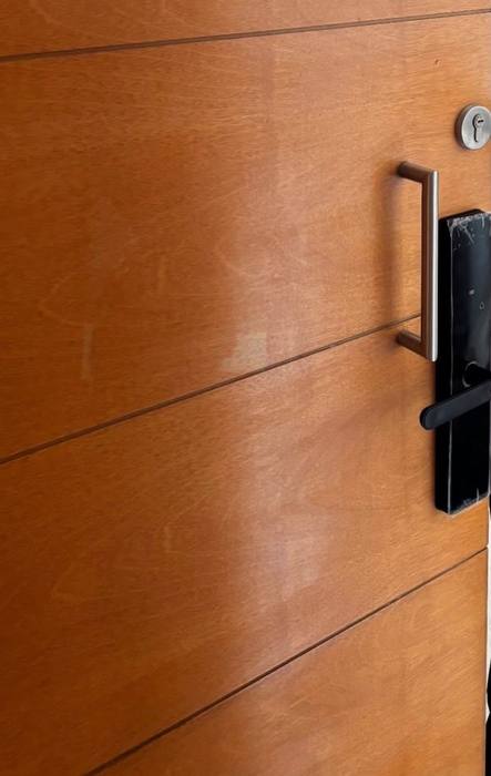 Puerta con la cerradura ya instalada