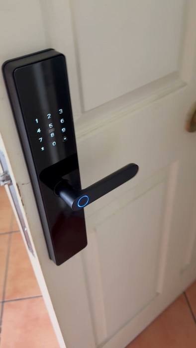 Puerta con la cerradura ya instalada
