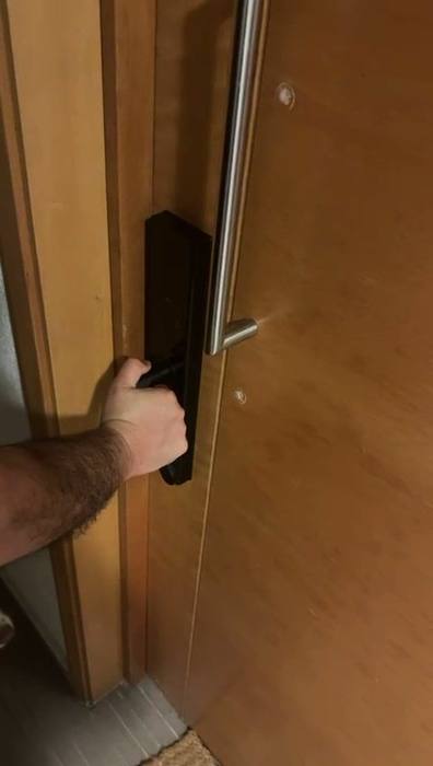 Puerta con la cerradura ya instalada