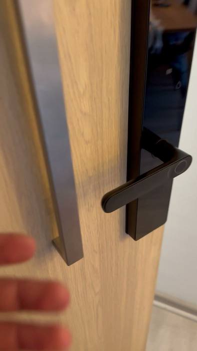 Puerta con la cerradura ya instalada