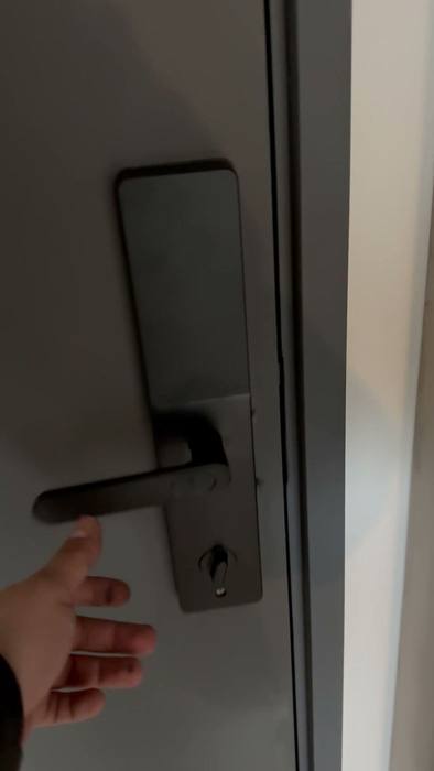 Puerta con la cerradura ya instalada