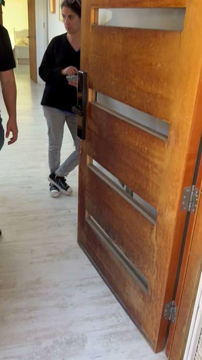 Puerta con la cerradura ya instalada