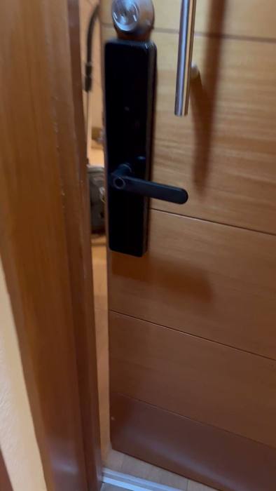 Puerta con la cerradura ya instalada