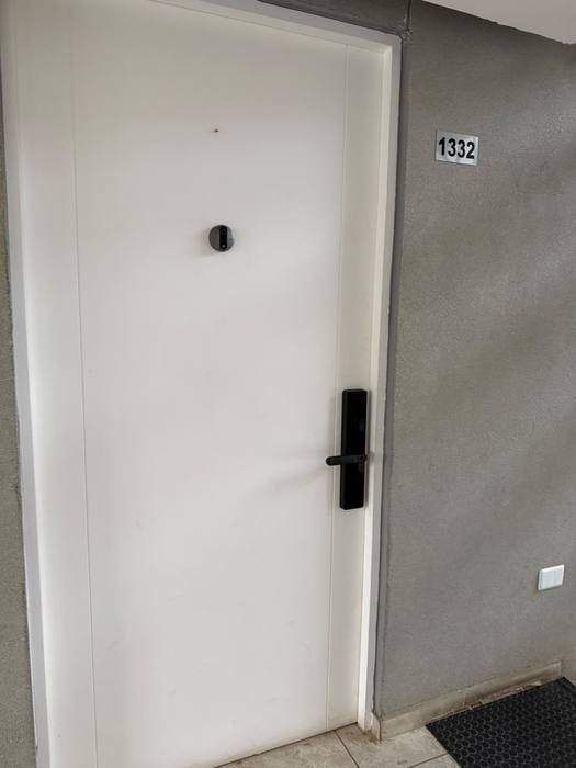 Puerta con la cerradura ya instalada