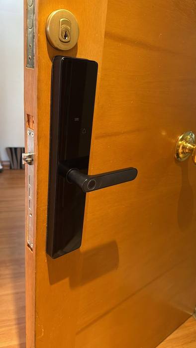Puerta con la cerradura ya instalada