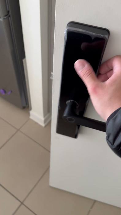 Puerta con la cerradura ya instalada