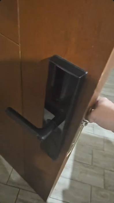 Puerta con la cerradura ya instalada