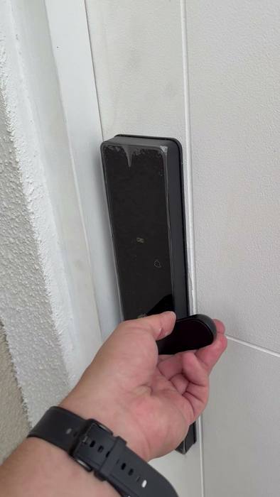 Puerta con la cerradura ya instalada