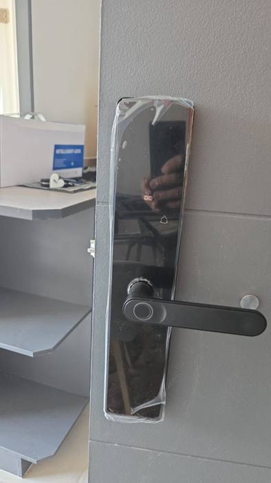 Puerta con la cerradura ya instalada