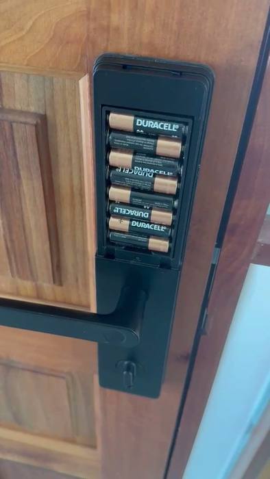 Puerta con la cerradura ya instalada