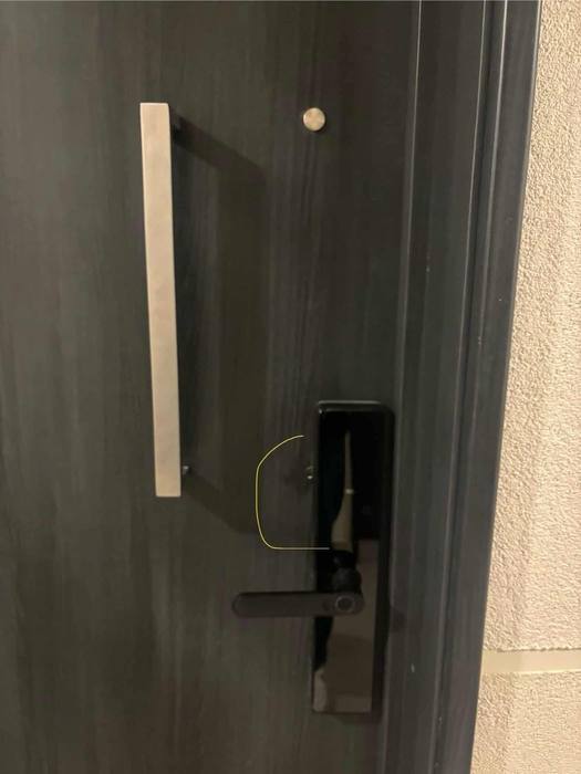 Puerta con la cerradura ya instalada