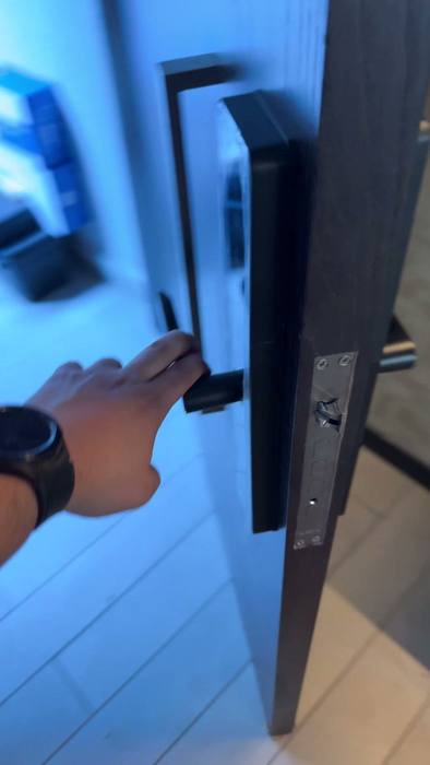 Puerta con la cerradura ya instalada