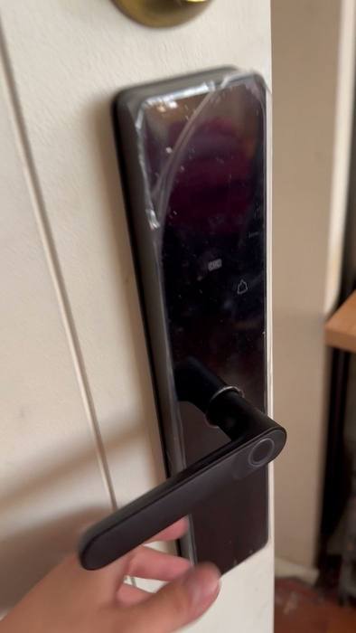 Puerta con la cerradura ya instalada