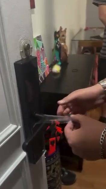 Puerta con la cerradura ya instalada