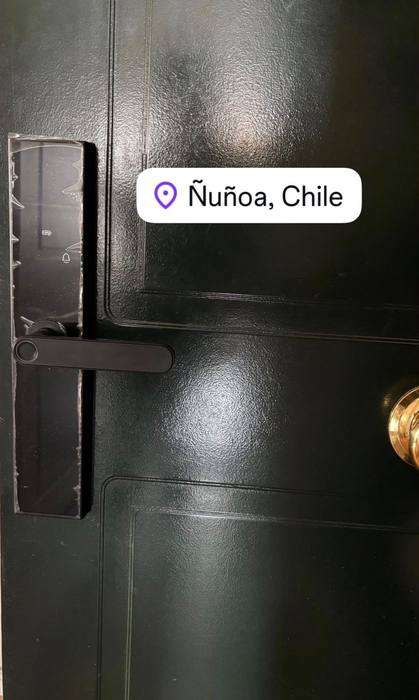 Puerta con la cerradura ya instalada