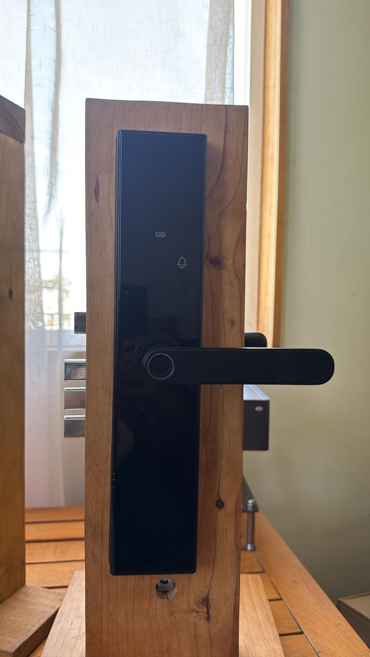 Cerradura Sentinel X instalada en una puerta